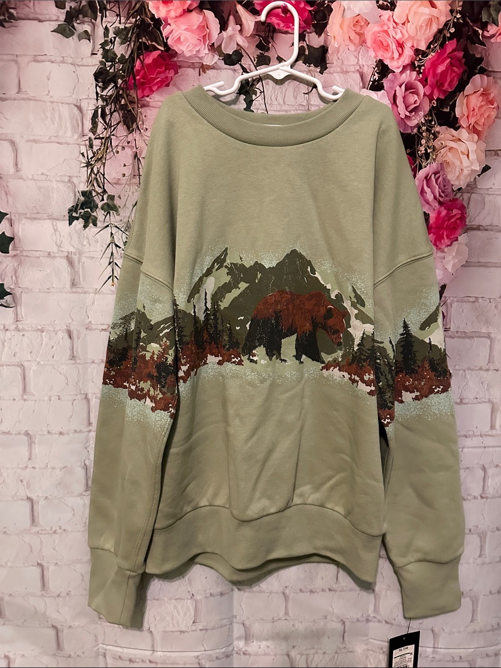 art class Olive Green Crewneck Sweatshirt with Bear & Mountain Graphic